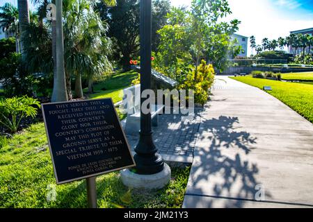 Halbgroße Nachbildung der Vietnam-Gedenkwand im Veterans Park, Punta Gorda, Charlotee County, Florida. Blick auf den Gehweg um den öffentlichen Park Stockfoto