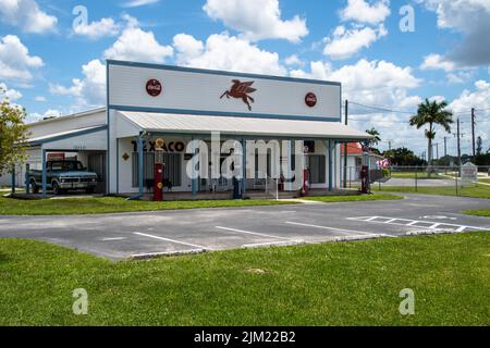 Historische Vintage Tankstelle mit Vintage Pumpen in Punta Gorda, Florida, Charlotte County, Southwest Florida's Gulf Coast Small Towns. Vintage Zeichen Stockfoto