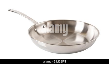 Neue Bratpfanne aus Edelstahl. Neue Pfanne aus 18 10 Chrom-Nickel-Stahl auf weißem Hintergrund isoliert. Leere Inox-Fritteuse zum Braten, Anbraten. Stockfoto