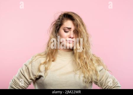 Traurig enttäuscht traurig melanvoll Frau Blick Stockfoto