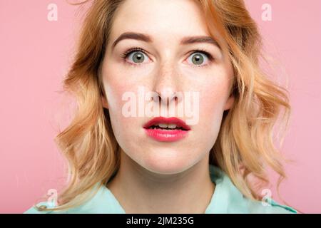 Überrascht erschreckt Mädchen öffnen Mund emotionales Gesicht Stockfoto