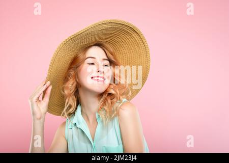 Lächelnd glücklich Frau Sonnenhut Sommer Schönheit Mode Stockfoto