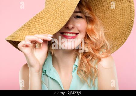 Lächelnd zufrieden Frau Sonnenhut Sommer Schönheit Mode Stockfoto