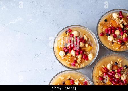 Traditionelles köstliches türkisches Dessert; Ashura (Asure) Stockfoto