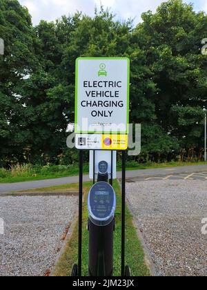 Podpoint EV (Electric Vehicle)-Ladestation an der University of Exeter, Penryn Campus in Cornwall, Großbritannien Stockfoto