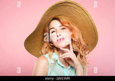 Glücklich zufrieden Frau Sonnenhut Sommer Mode Stockfoto