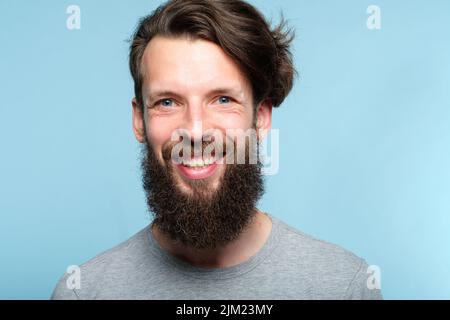 Emotion Ausdruck glücklich fröhlich lächelnd Bart Mann Stockfoto