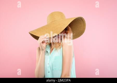 Lächelnd geheimnisvolle Frau Sonnenhut Sommer Mode Stockfoto