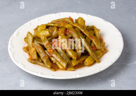 Traditionelle türkische Küche; Grüne Bohnen mit Olivenöl; türkischer Name; Zeytinyagli taze fasulye Stockfoto