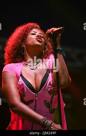 Kelis Rogers-Mora, allgemein bekannt als Kelis, spielt ihren Hit Milkshake beim Tramlines Festival in Sheffield. Stockfoto