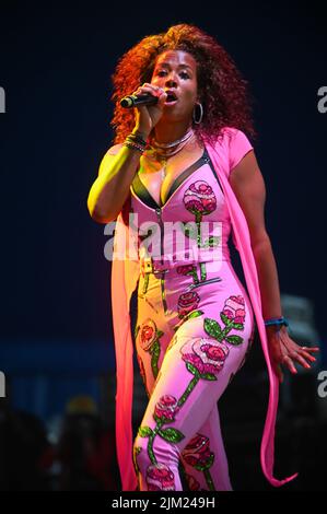 Kelis Rogers-Mora, allgemein bekannt als Kelis, spielt ihren Hit Milkshake beim Tramlines Festival in Sheffield. Stockfoto