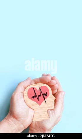 Hände halten Holz Gehirn und Herz, Hirnschlag, Welt Herz Tag, Welt psychische Gesundheit Tag, Alzheimer-Konzept. Stockfoto