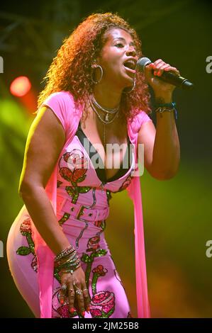 Kelis Rogers-Mora, allgemein bekannt als Kelis, spielt ihren Hit Milkshake beim Tramlines Festival in Sheffield. (Foto von Robin Burns / SOPA Images/Sipa USA) Stockfoto