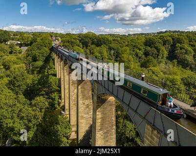 Kanalboote überqueren Pontcysyllte Aquädukt Luftaufnahme an einem sehr geschäftigen Morgen in Wales, UK Drohne, aus der Luft, Birds Eye View, Llangollen, Trevor Stockfoto