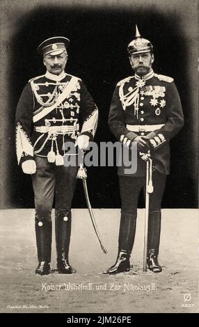 Kaiser Wilhelm II. Von Deutschland (links) in russischer Uniform und Zar Nikolaus II. Von Russland (rechts) in preußischer Uniform in Björkö. Museum: PRIVATE SAMMLUNG. Autor: Berlin Fotostudio Franz Kühn. Stockfoto