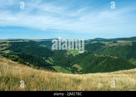 Blick auf das Tal der Compains von Roche Nité, Puy de Dome, Auvergne Rhone Alpes, Frankreich Stockfoto