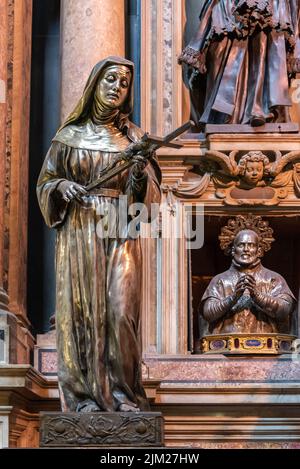 Nahaufnahme der Statue einer Nonne aus Metall mit einem Kruzifix in der katholischen Kathedrale in Neapel, Italien Stockfoto