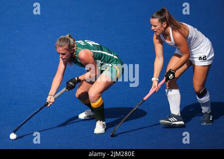 Neuseeland Rose Tynan (rechts) und die Südafrikanerin Hannah Pearce an der University of Birmingham Hockey and Squash Centre am siebten Tag der Commonwealth Games 2022 in Birmingham. Bilddatum: Donnerstag, 4. August 2022. Stockfoto
