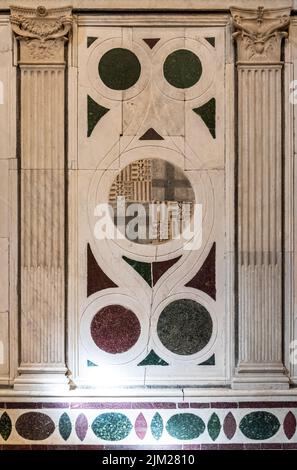 Nahaufnahme des klassischen geometrischen Musters der Wanddekoration in der katholischen Kirche in Neapel, Italien Stockfoto