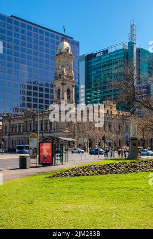 Adelaide, Australien - 23. August 2019: Adelaide General Post Office mit Turmglocke über die King William Street vom Victoria Square an einem Tag. Stockfoto