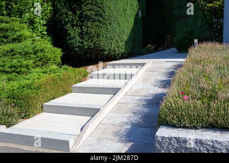 Gepflegter und ordentlicher Vorgarten mit massiven Blocktreppen Stockfoto