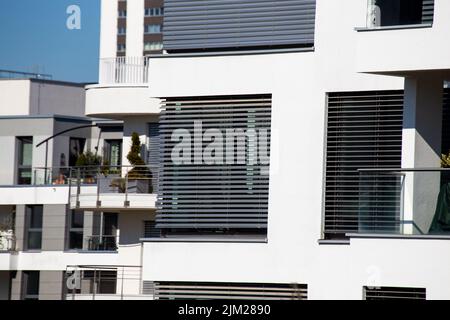 Fenster mit modernen Jalousien in einem neuen Apartmentgebäude Stockfoto