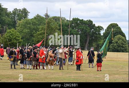 Mitglieder der Sealed Knot Society führen auf dem Gelände des Blenheim Palace, Woodstock, Oxfordshire, ein Gefecht eines Teils der Monmouth Rebellion wieder auf Stockfoto