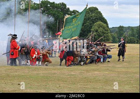Mitglieder der Sealed Knot Society führen auf dem Gelände des Blenheim Palace, Woodstock, Oxfordshire, ein Gefecht eines Teils der Monmouth Rebellion wieder auf Stockfoto