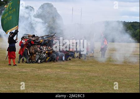 Mitglieder der Sealed Knot Society führen auf dem Gelände des Blenheim Palace, Woodstock, Oxfordshire, ein Gefecht eines Teils der Monmouth Rebellion wieder auf Stockfoto