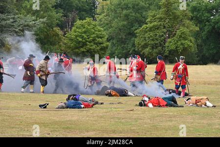 Mitglieder der Sealed Knot Society führen auf dem Gelände des Blenheim Palace, Woodstock, Oxfordshire, ein Gefecht eines Teils der Monmouth Rebellion wieder auf Stockfoto