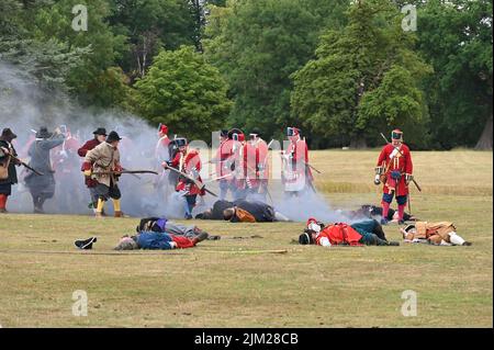 Mitglieder der Sealed Knot Society führen auf dem Gelände des Blenheim Palace, Woodstock, Oxfordshire, ein Gefecht eines Teils der Monmouth Rebellion wieder auf Stockfoto