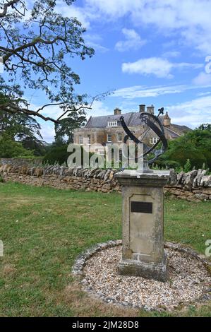 Obelisk zum Gedenken an das Goldene Jubiläum (50 Jahre) von Königin Elisabeth II. Im Kirchhof der St. Mary Magdalene Church im Gloucestershire Haml Stockfoto