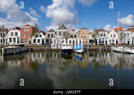 Goes - Blick auf die sehr niedliche Marina mit tollen Reflexionen auf dem Wasser, Zeeland, Niederlande, 21.03.2018 Stockfoto