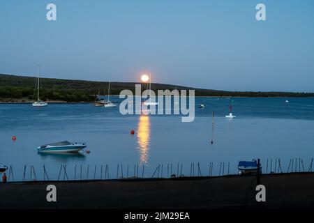 Mondaufgang über der Insel Losinj und der Adria, Kroatien. Das Bild wurde aus dem Dorf Osor aufgenommen Stockfoto