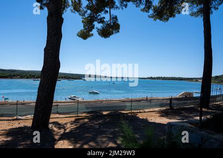 Bild der Bucht von Osor, aufgenommen von der Stelle, wo der Kanal zwischen den Inseln Cres und Losinj, die Adria, Kroatien, trennt Stockfoto