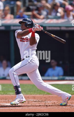 CLEVELAND, OH - 3. AUGUST: Der Cleveland Guardians Right Fielder Oscar Gonzalez (39) schlägt am 3. August 2022 im Progressive Field in Cleveland, Ohio gegen die Arizona Diamondbacks. (Joe Robbins/Image of Sport) Stockfoto