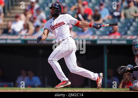 CLEVELAND, OH - 3. AUGUST: Cleveland Guardians Shortstop Amed Rosario (1) schlägt am 3. August 2022 im Progressive Field in Cleveland, Ohio gegen die Arizona Diamondbacks. (Joe Robbins/Image of Sport) Stockfoto