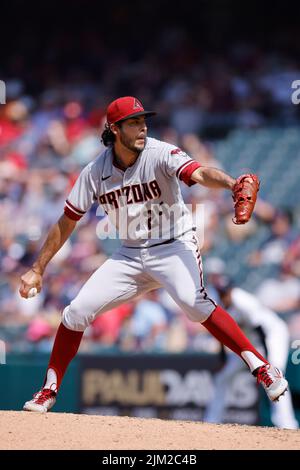 CLEVELAND, OH - 3. AUGUST: Noe Ramirez (24) spielt am 3. August 2022 im Progressive Field in Cleveland, Ohio, gegen die Cleveland Guardians. (Joe Robbins/Image of Sport) Stockfoto