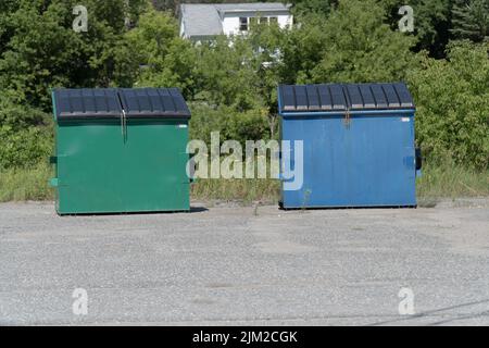 Abfall und Abfalleimer draußen auf dem Parkplatz Stockfoto