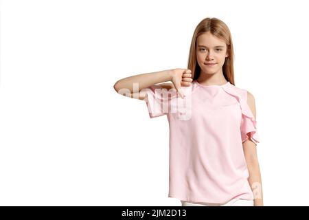 Studio-Porträt eines schönen Mädchen blonde Teenager in einem rosa T-Shirt posiert isoliert auf weißem Hintergrund. Stockfoto