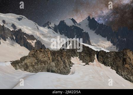 Schöner Blick auf die Milchstraße über das Mont Blanc-Massiv in Frankreich Stockfoto