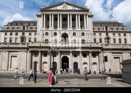 London, Großbritannien. 4. August 2022. Das Äußere der Bank of England. Um die Inflation, die 2023 voraussichtlich auf 15 % steigen wird, einzudämmen, hat der geldpolitische Ausschuss der Bank of England eine Erhöhung des Basiszinssatzes von 1,25 % auf 1,75 % angekündigt, die größte Steigerung seit 27 Jahren. Ein Anstieg des Zinssatzes wird die Kreditaufnahme verteuern und die Ausgaben abschrecken. Kredit: Stephen Chung / Alamy Live Nachrichten Stockfoto