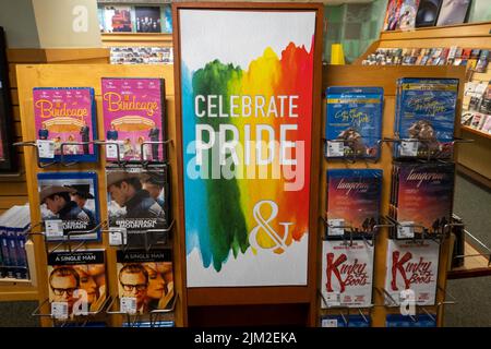 Barnes & Noble Booksellers DVD Display, NYC, USA 2022 Stockfoto