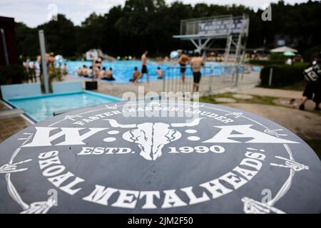 Wacken, Deutschland. 04. August 2022. Metal-Fans des Wacken Open Air (WOA) erfrischen sich im Außenpool. Das WOA gilt als das größte Heavy Metal Festival der Welt. Quelle: Frank Molter/dpa/Alamy Live News Stockfoto