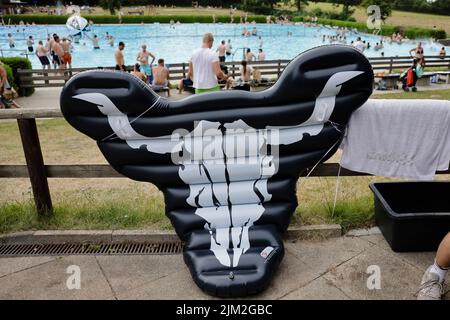 Wacken, Deutschland. 04. August 2022. Im Außenpool steht ein aufblasbarer Bullhead, das Emblem des Wacken Open Air (WOA). Das WOA gilt als das größte Heavy Metal Festival der Welt. Quelle: Frank Molter/dpa/Alamy Live News Stockfoto