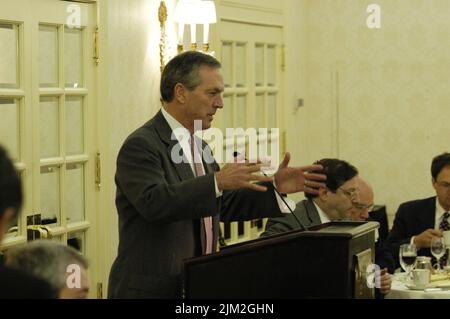 Büro des Sekretärs - PRÄSENTATION DES SEKRETÄRS DONALD EVANS VOR DEM WIRTSCHAFTSRAT DER VEREINIGTEN STAATEN/CHINA Stockfoto