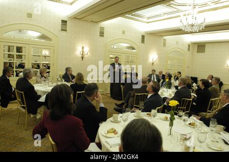 Büro des Sekretärs - PRÄSENTATION DES SEKRETÄRS DONALD EVANS VOR DEM WIRTSCHAFTSRAT DER VEREINIGTEN STAATEN/CHINA Stockfoto