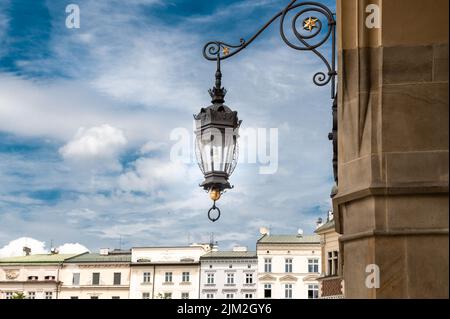 Schmiedeeisernes künstlerisches Design einer Straße entlang mit renovierten Stadthäusern im Hintergrund Stockfoto