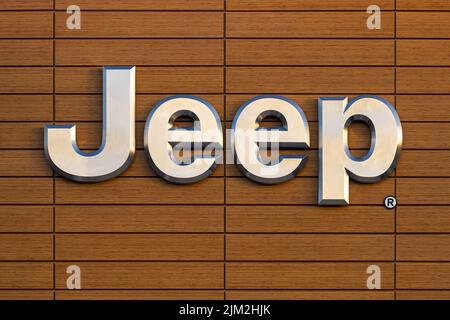 Schilder mit Jeep-Logo aus gebürstetem Metall bei einem Jeep-Händler in Metro Atlanta, Georgia. (USA) Stockfoto