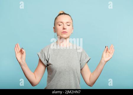 Frau hält Hände Kinn Mudra Meditation Gleichgewicht Stockfoto